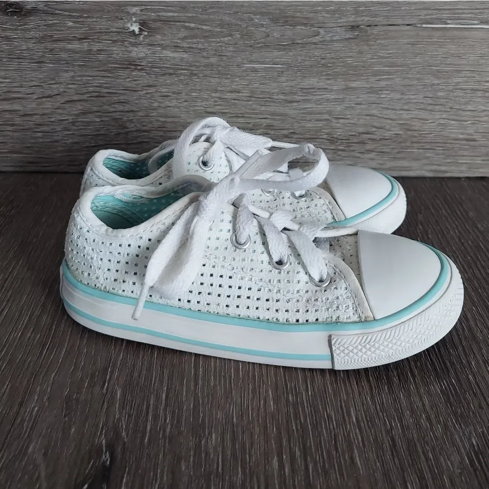Converse Perforated Low Top Sneaker Size 9